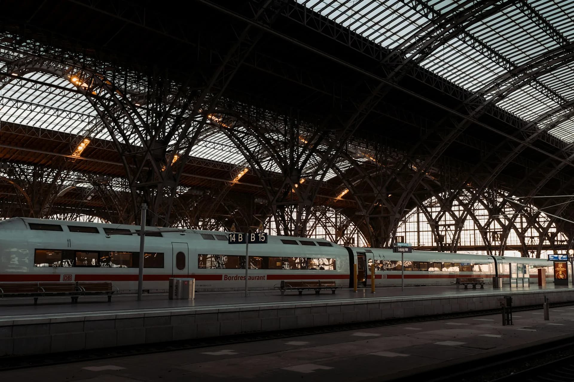 Hall de gare desservi par Taxi Olmedo depuis Villiers-sur-Morin